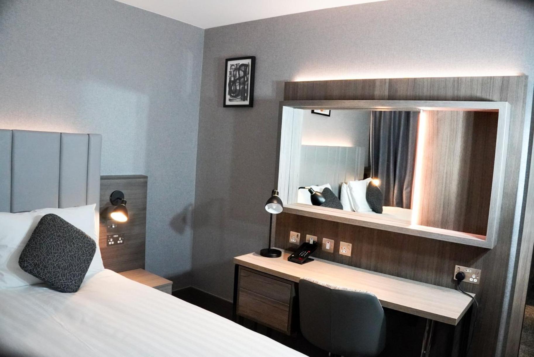 Hotel Crowne Plaza London - Kingston By Ihg 4*